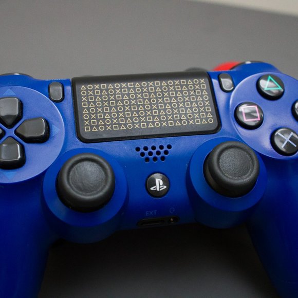 Playstation 4 Console (500GB) + Cables + Blue Controller + Portable Case - Picture 9 of 10